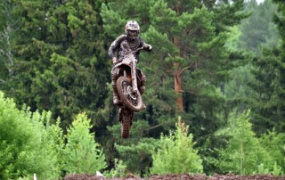 Motocrossfahren-im-Wald